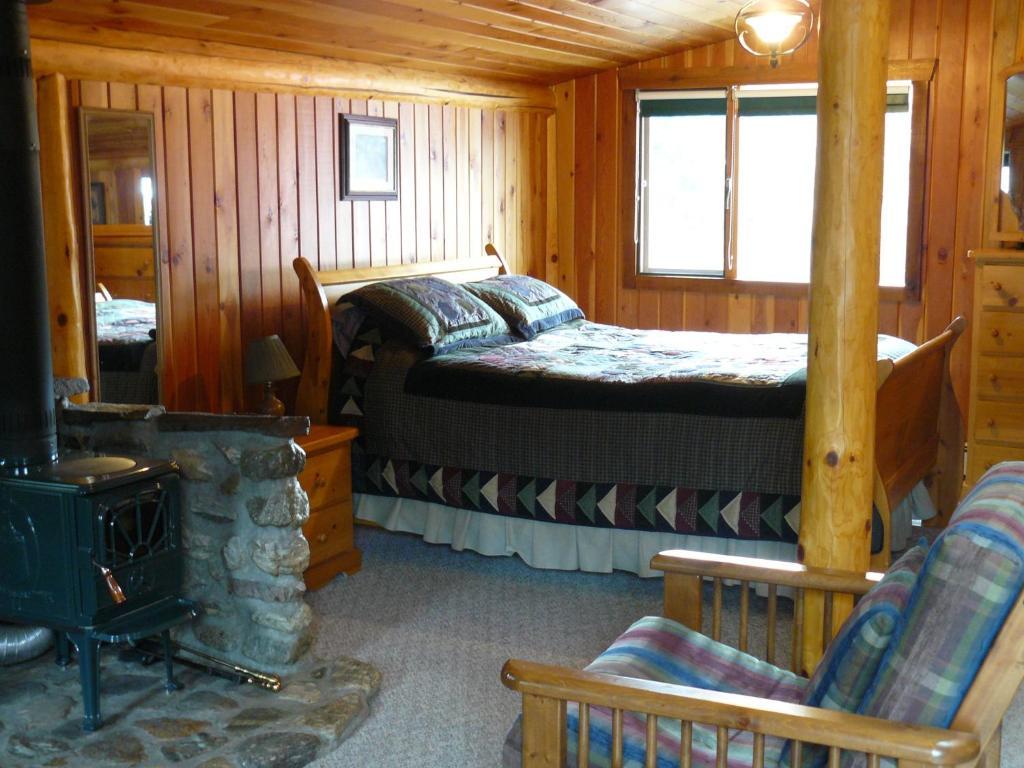 Hitching Post Resort Келоуна Стая снимка