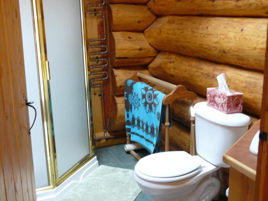 Hitching Post Resort Келоуна Стая снимка