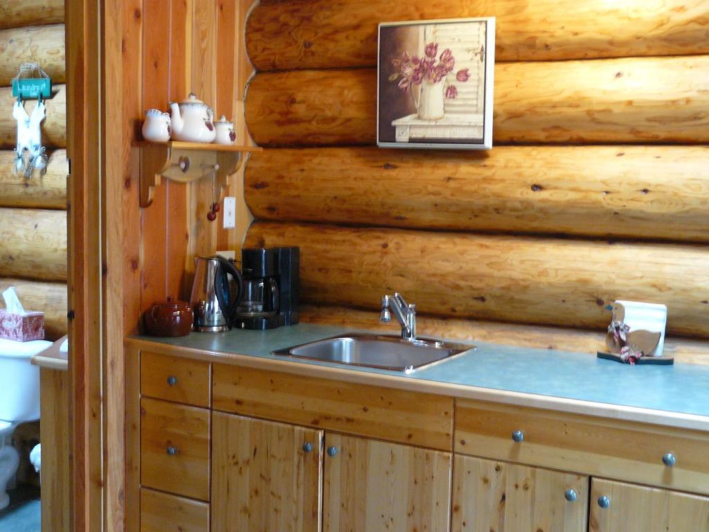 Hitching Post Resort Келоуна Стая снимка