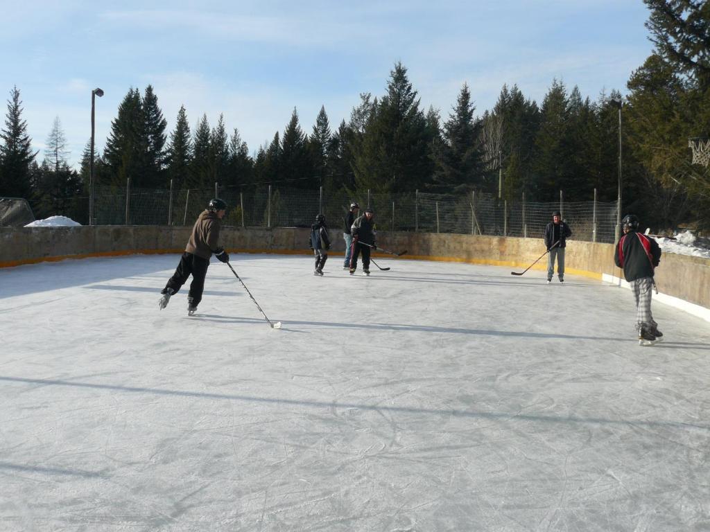 Hitching Post Resort Келоуна Екстериор снимка