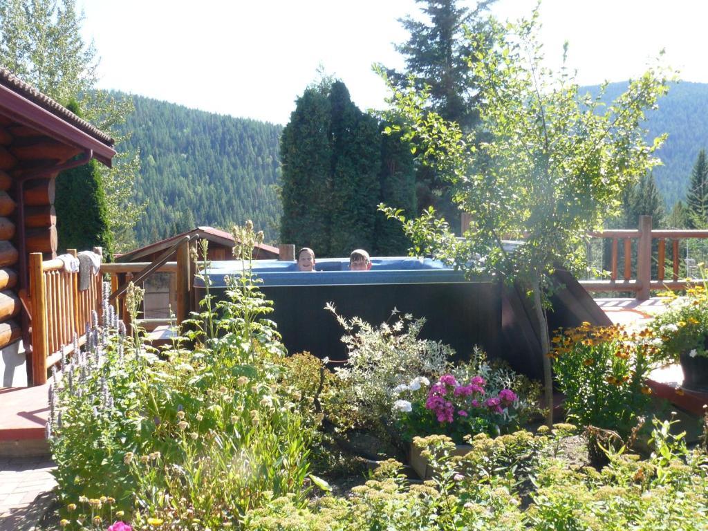 Hitching Post Resort Келоуна Екстериор снимка