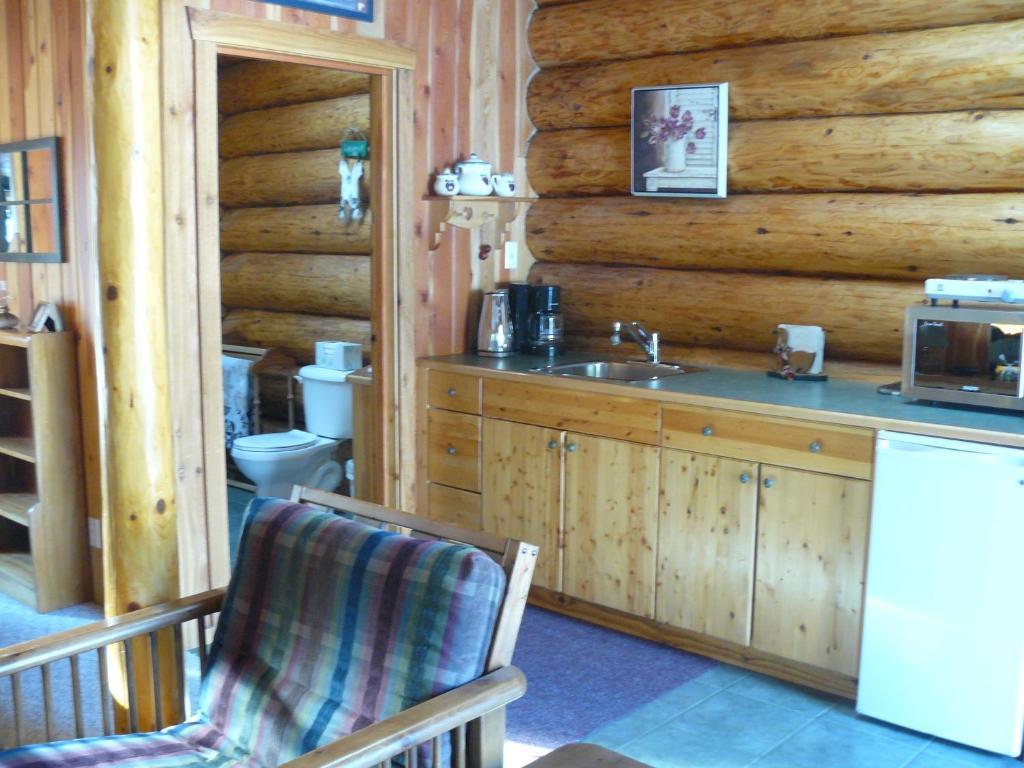 Hitching Post Resort Келоуна Стая снимка