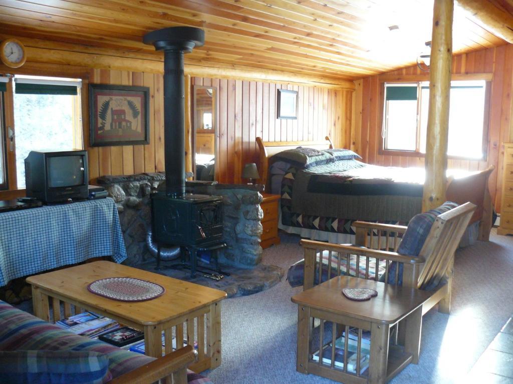 Hitching Post Resort Келоуна Стая снимка
