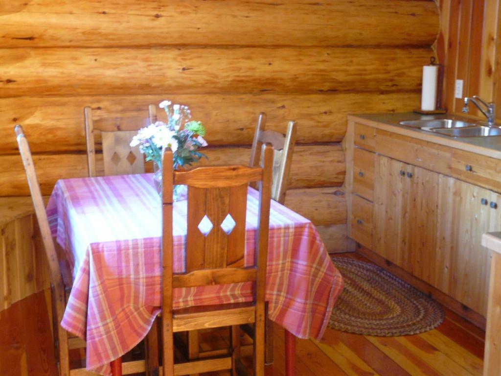 Hitching Post Resort Келоуна Стая снимка