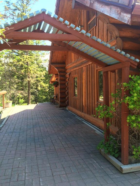 Hitching Post Resort Келоуна Екстериор снимка