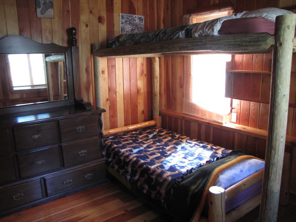 Hitching Post Resort Келоуна Екстериор снимка