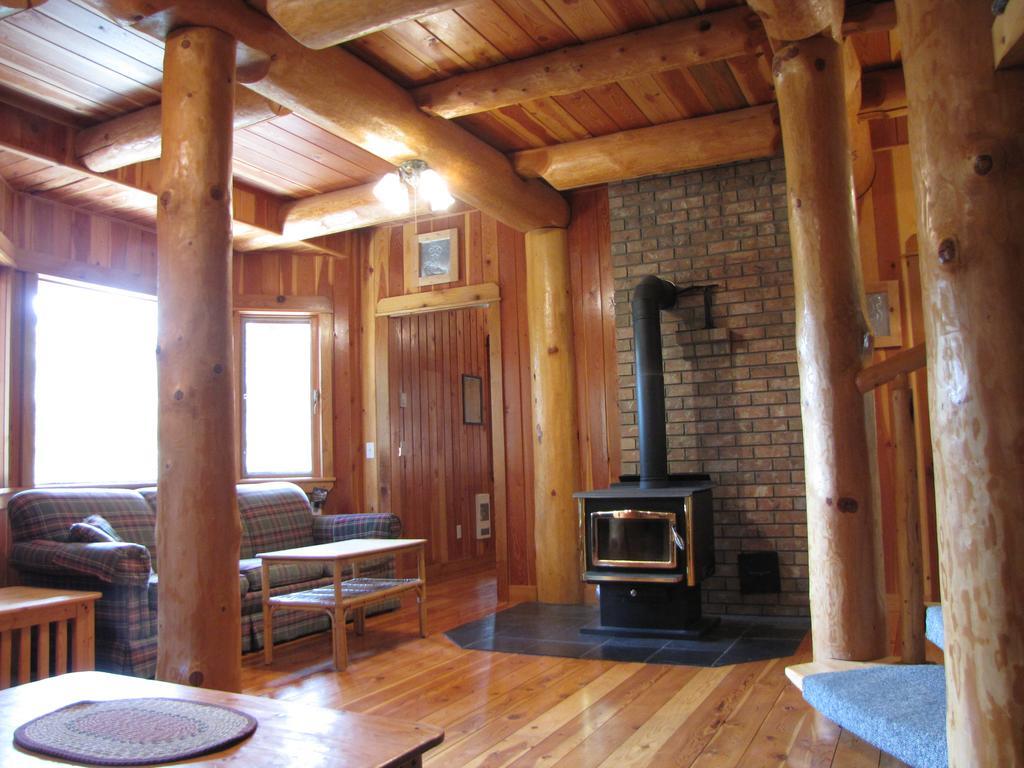 Hitching Post Resort Келоуна Екстериор снимка