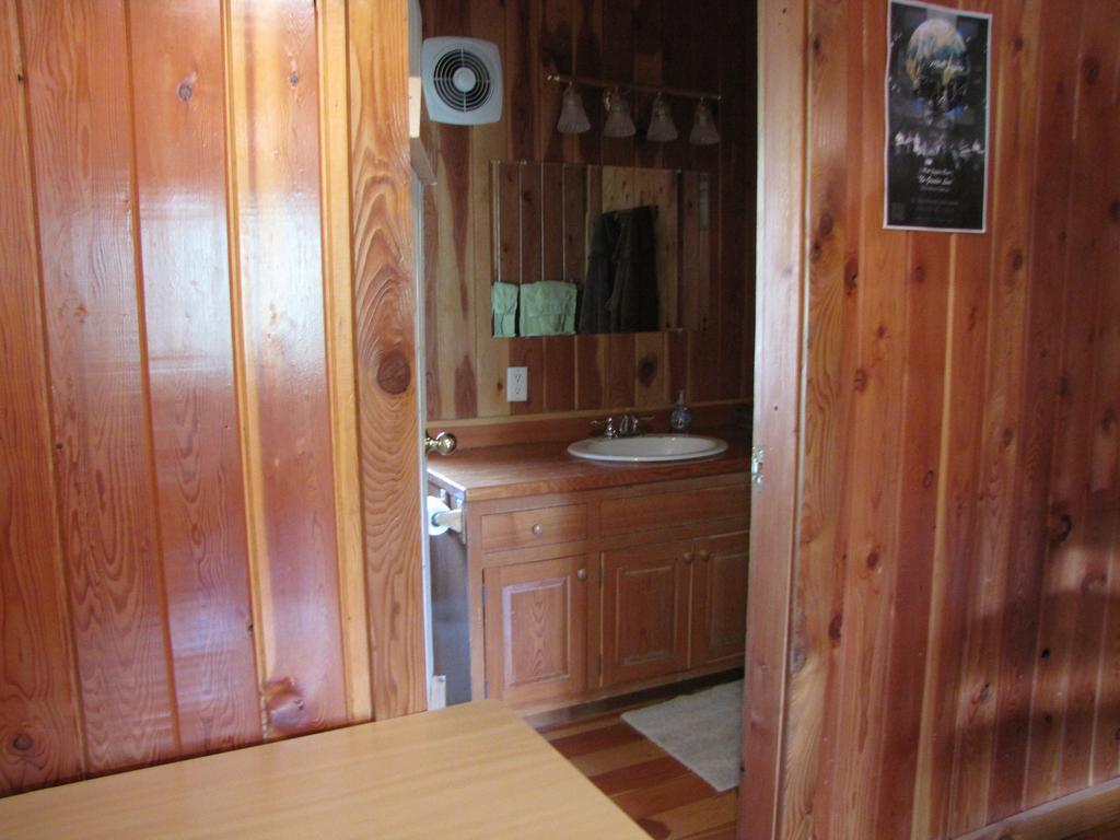 Hitching Post Resort Келоуна Екстериор снимка