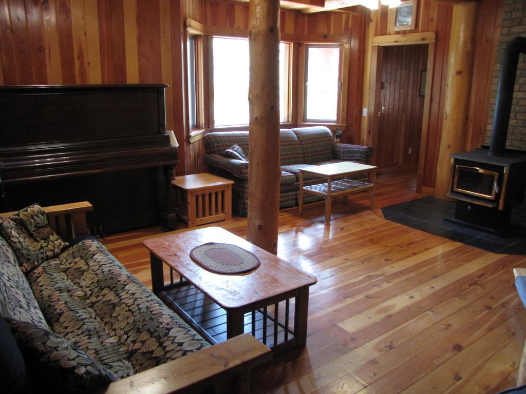 Hitching Post Resort Келоуна Екстериор снимка
