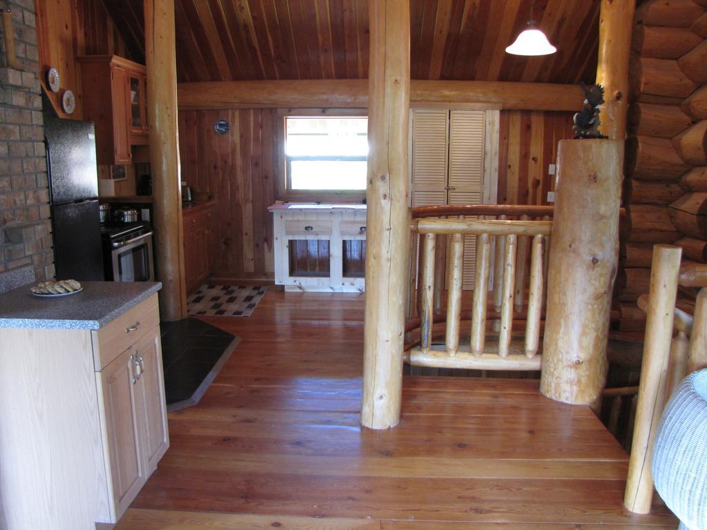 Hitching Post Resort Келоуна Екстериор снимка