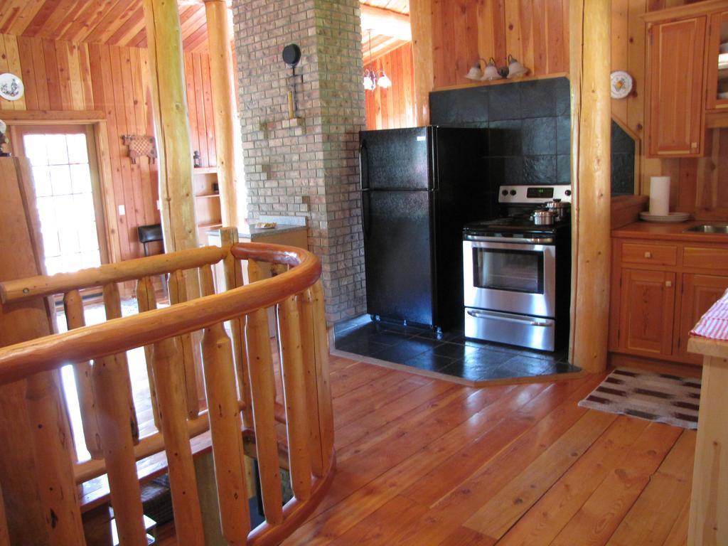 Hitching Post Resort Келоуна Екстериор снимка