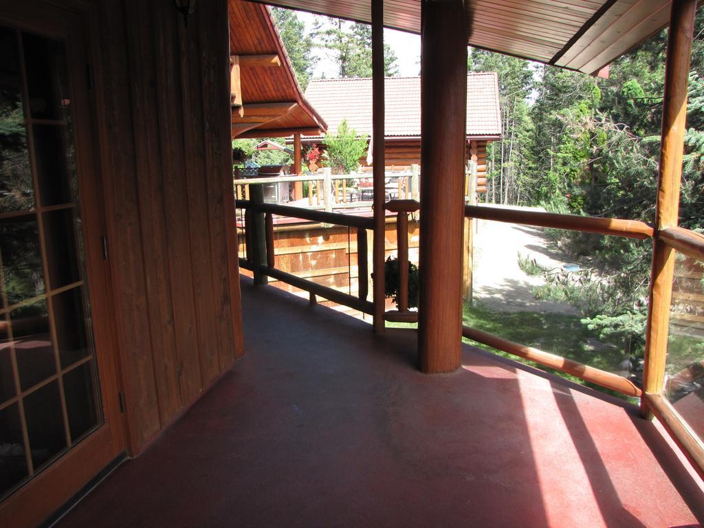 Hitching Post Resort Келоуна Екстериор снимка