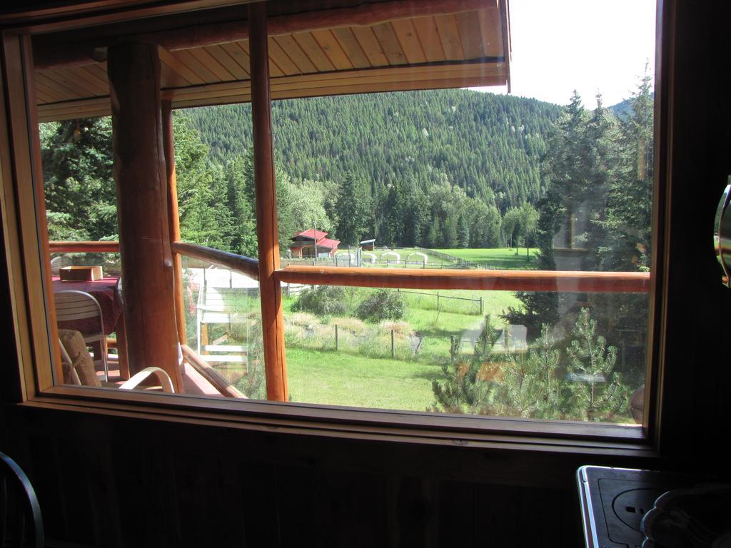 Hitching Post Resort Келоуна Екстериор снимка